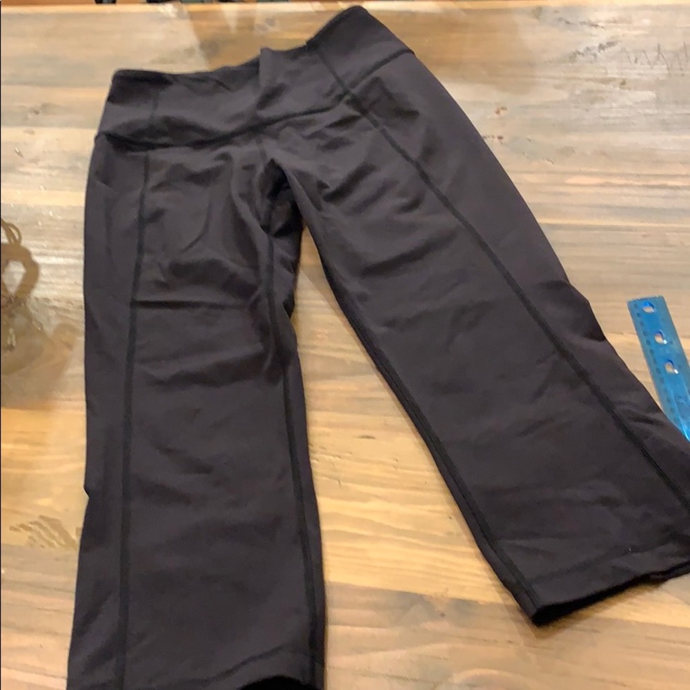 Women’s Lululemon black capris size 6